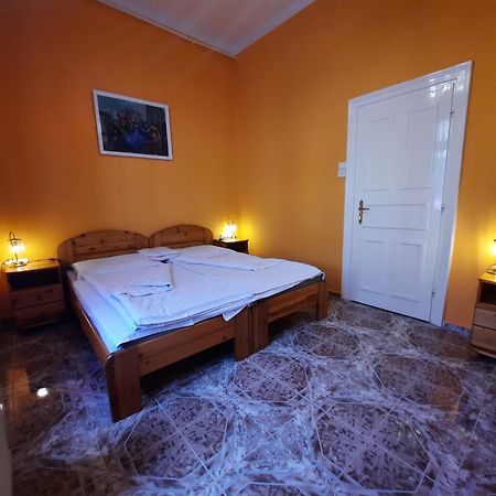 Gloria Apartman Gyula Buitenkant foto