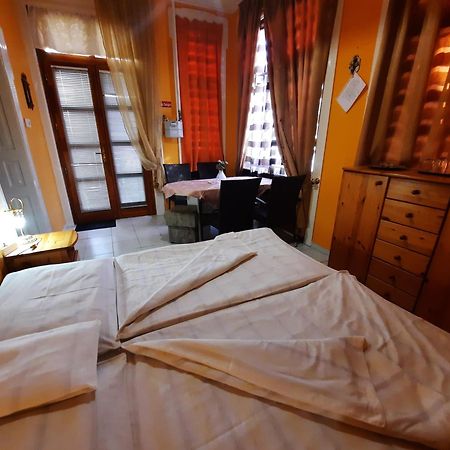 Gloria Apartman Gyula Buitenkant foto