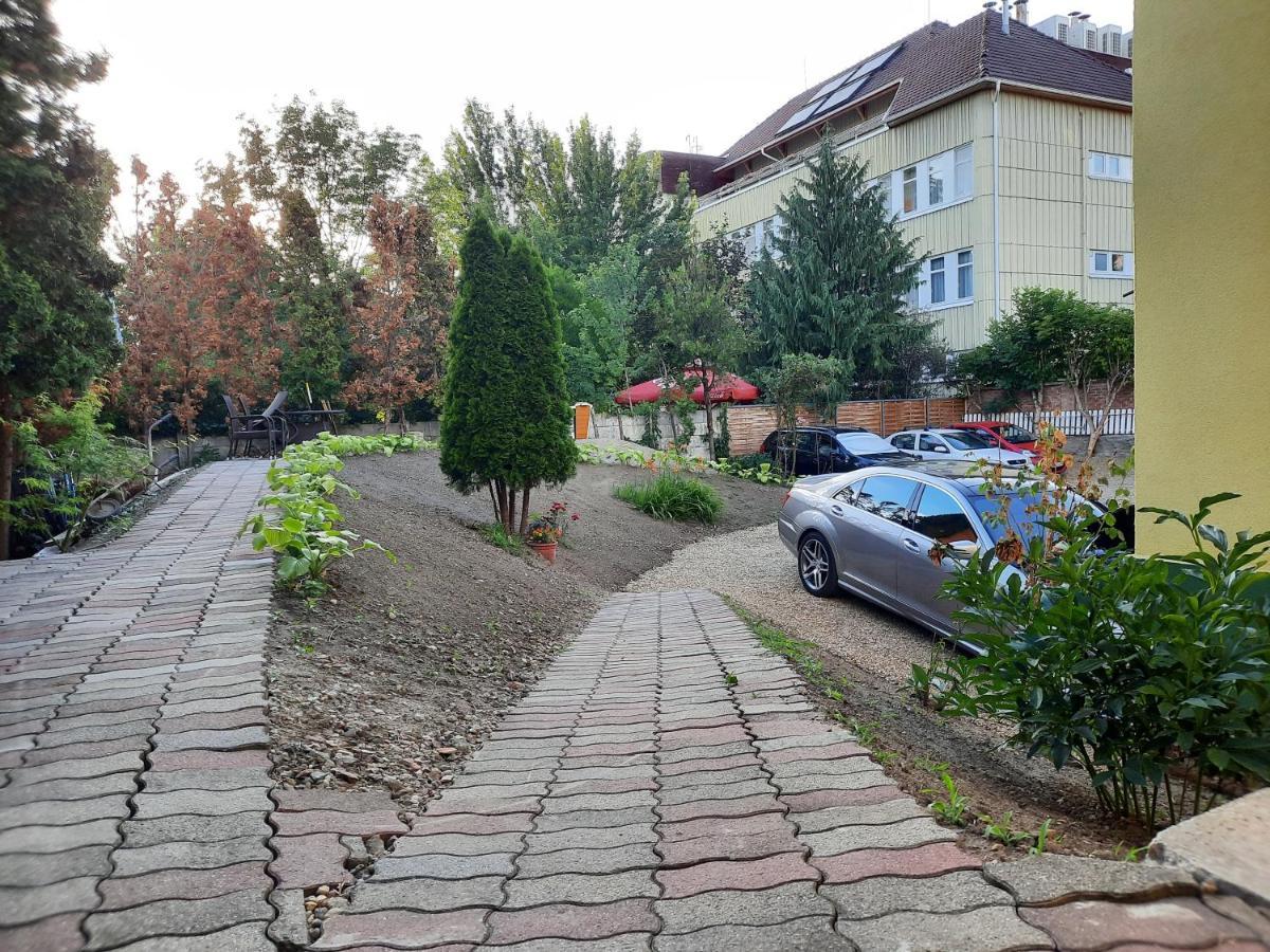 Gloria Apartman Gyula Buitenkant foto