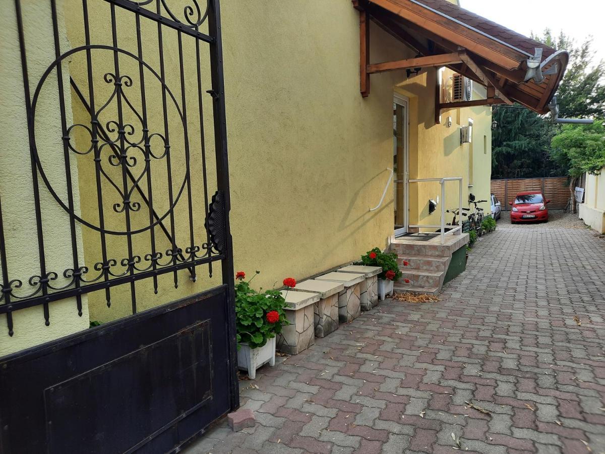 Gloria Apartman Gyula Buitenkant foto