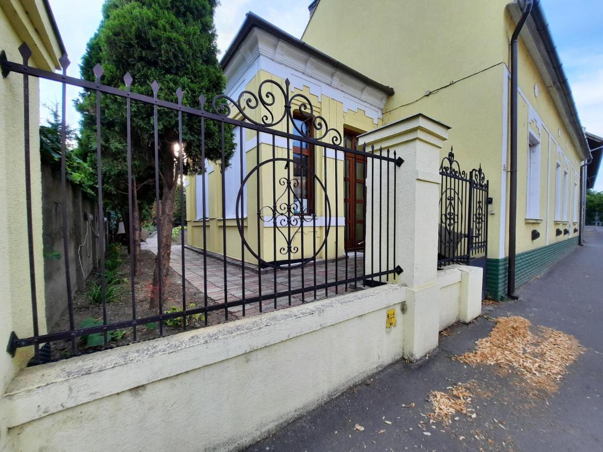 Gloria Apartman Gyula Buitenkant foto