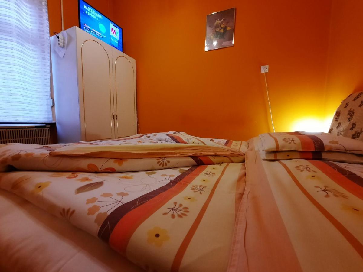Gloria Apartman Gyula Buitenkant foto