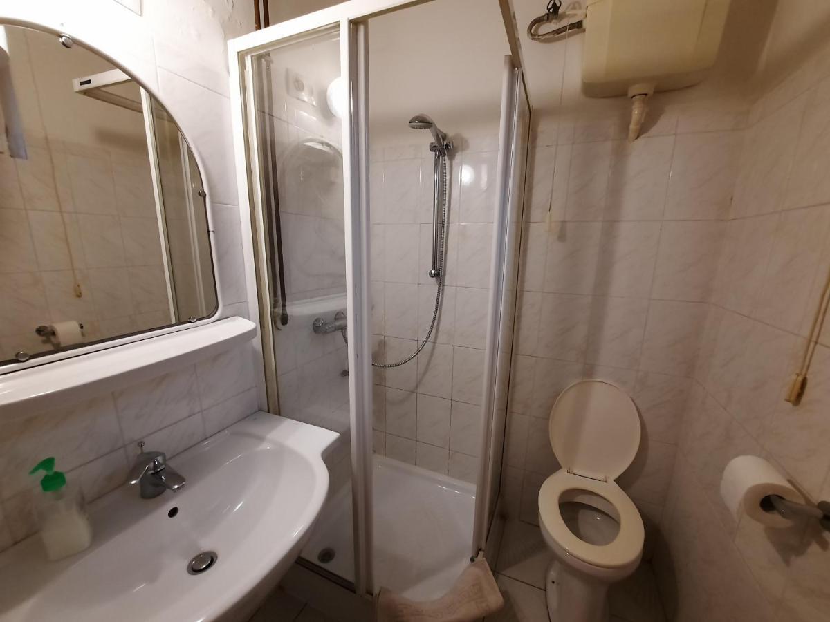 Gloria Apartman Gyula Buitenkant foto