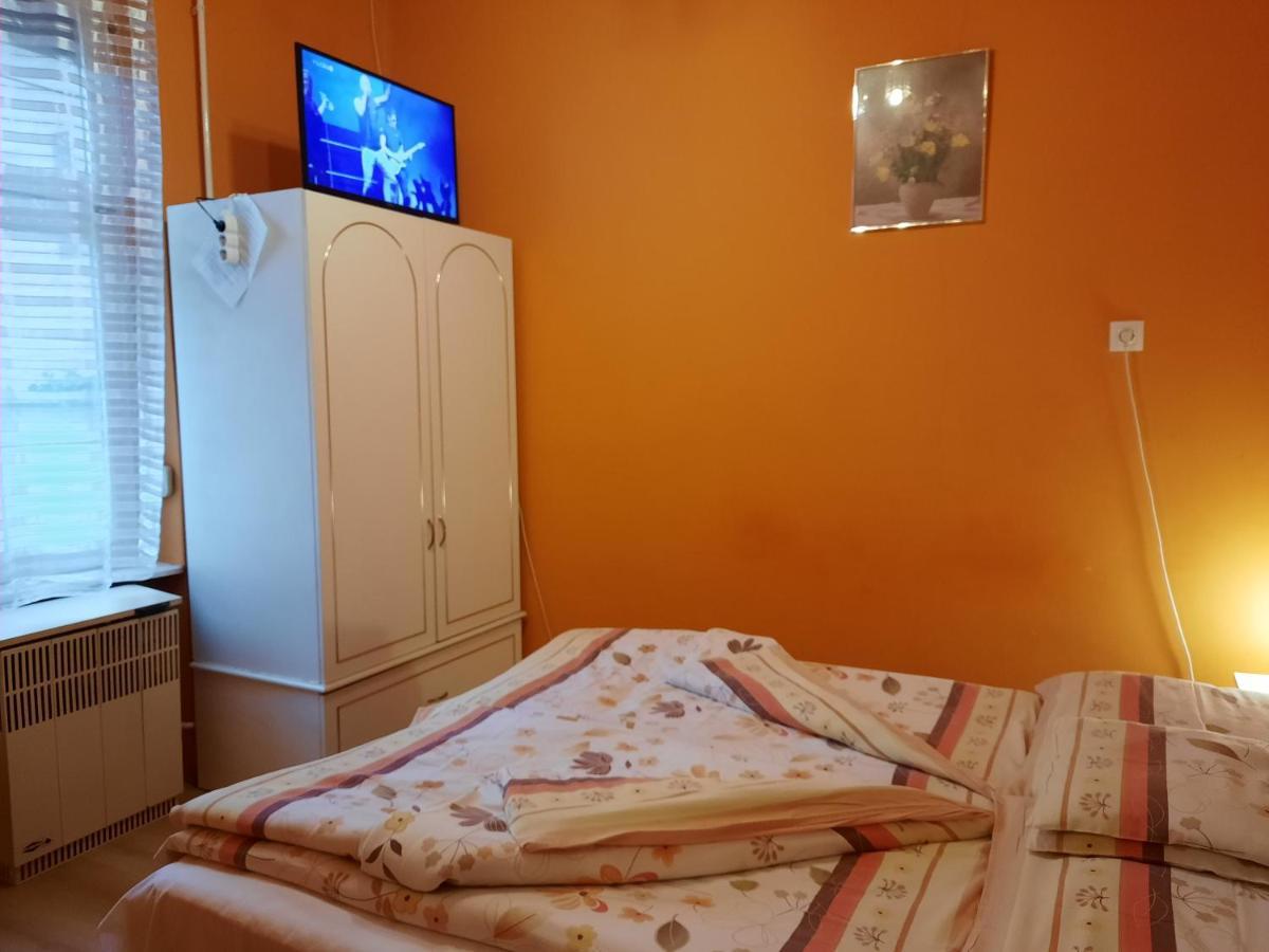 Gloria Apartman Gyula Buitenkant foto