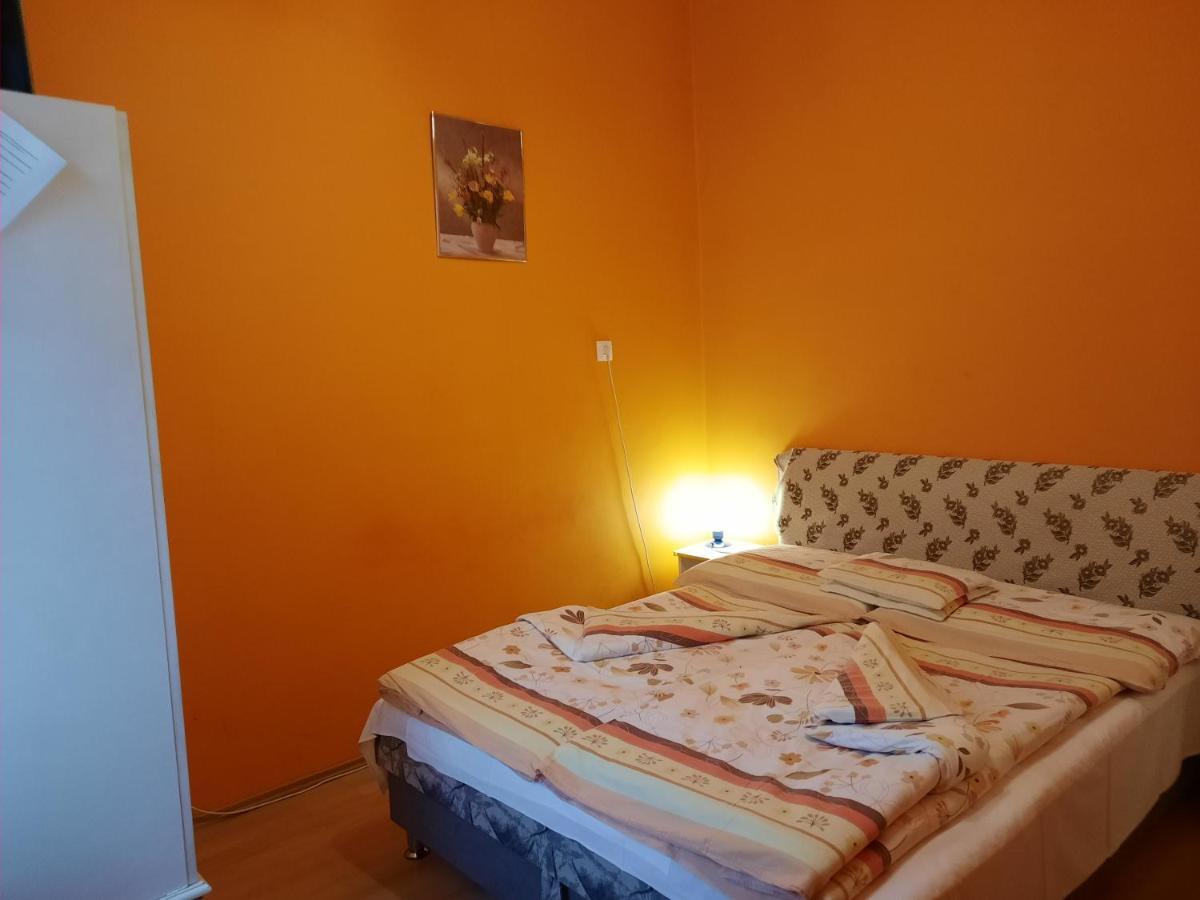 Gloria Apartman Gyula Buitenkant foto