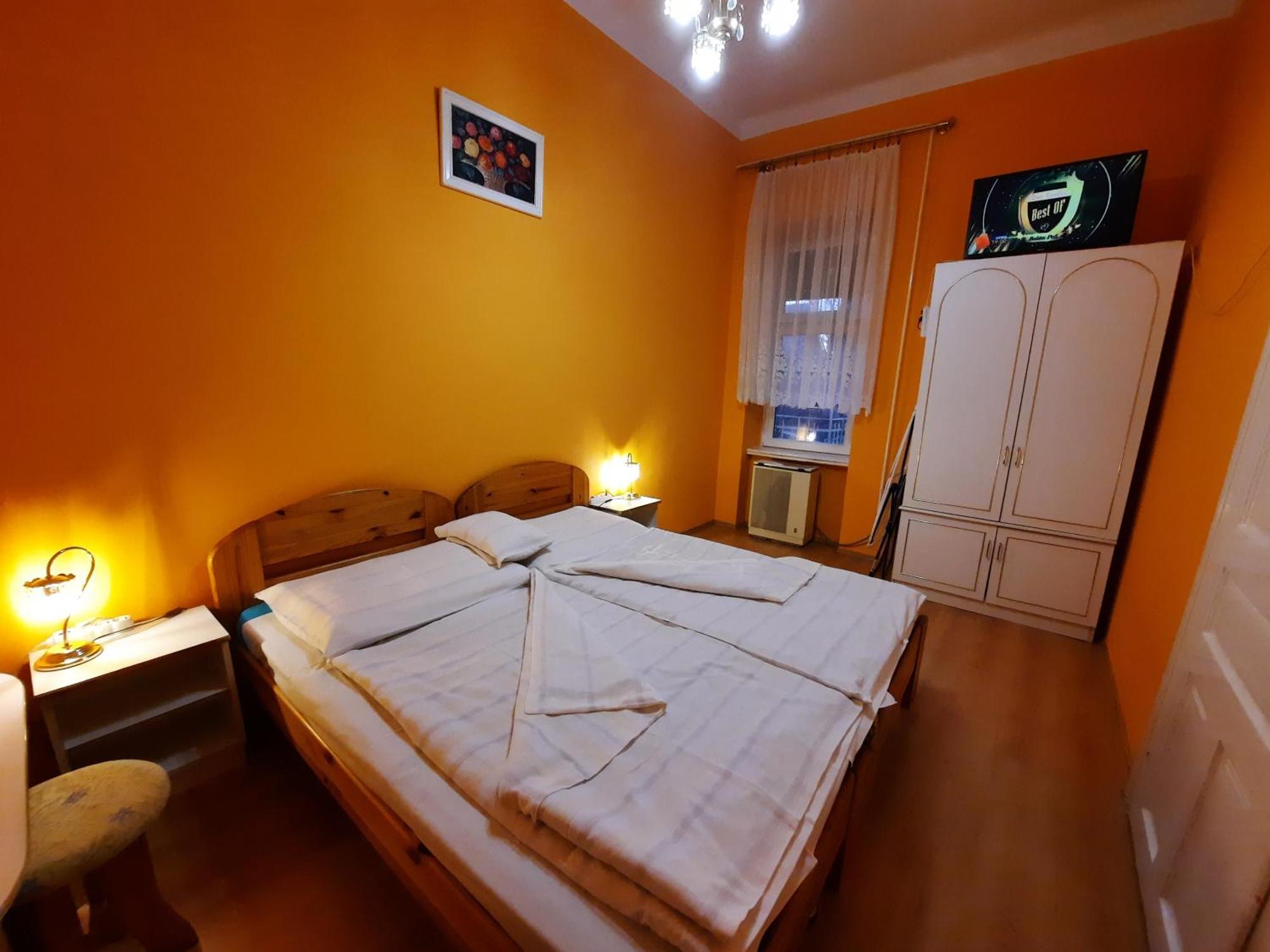Gloria Apartman Gyula Buitenkant foto