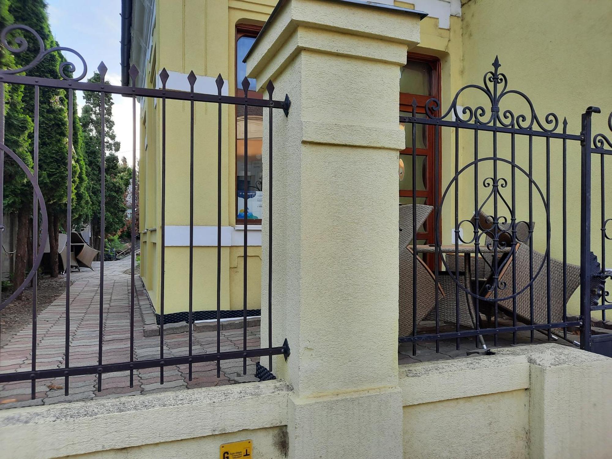 Gloria Apartman Gyula Buitenkant foto