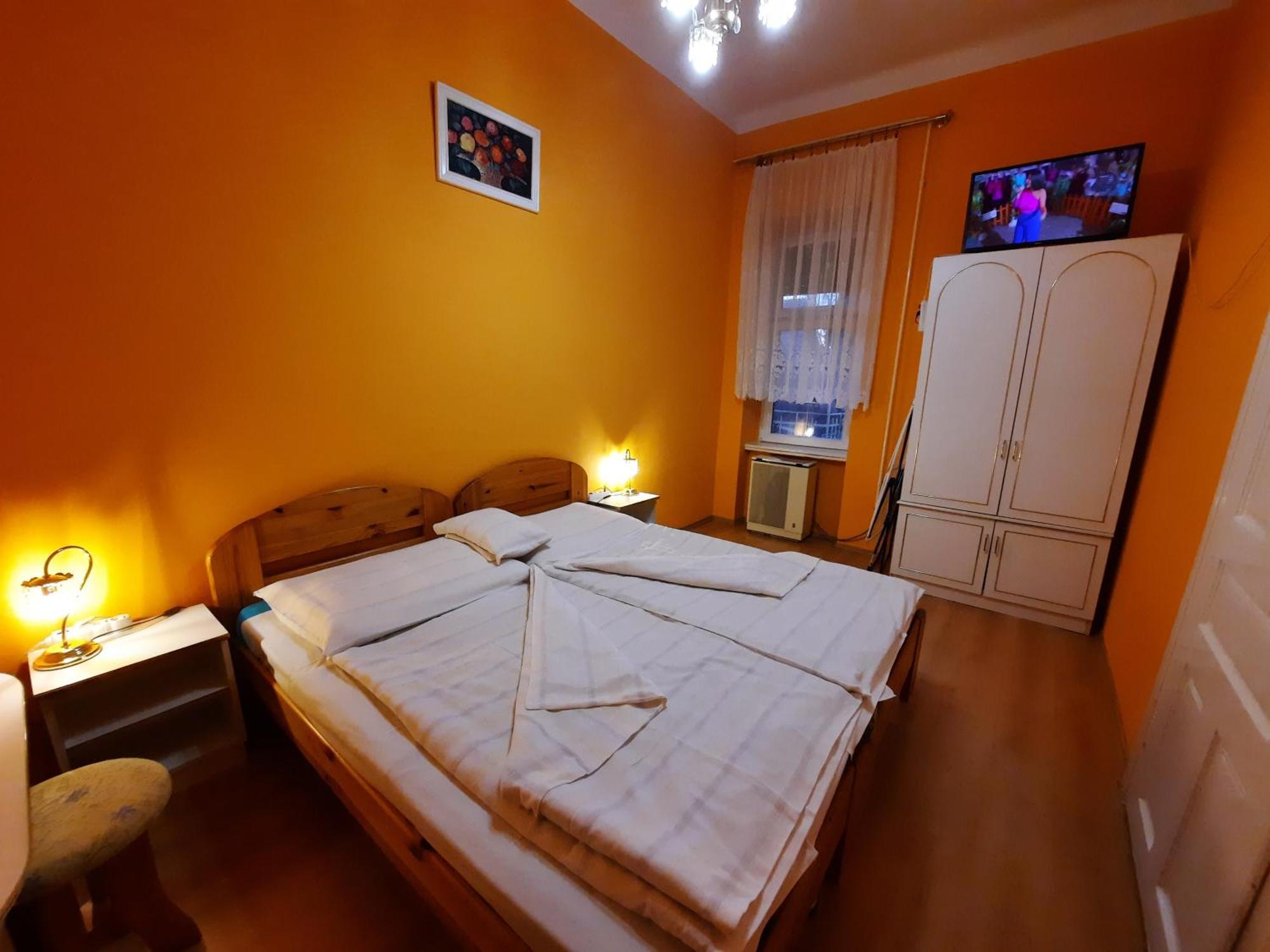 Gloria Apartman Gyula Buitenkant foto
