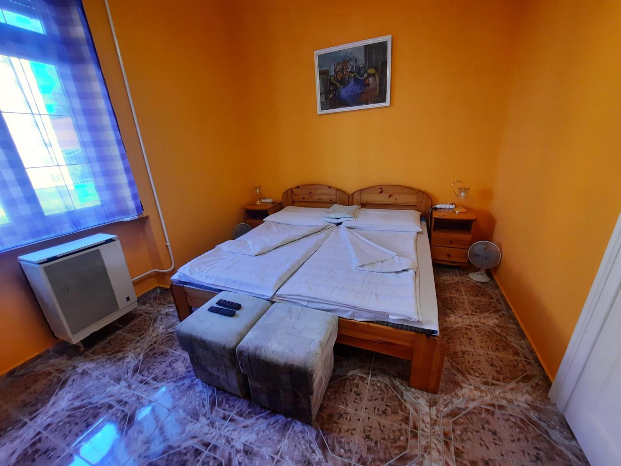 Gloria Apartman Gyula Buitenkant foto