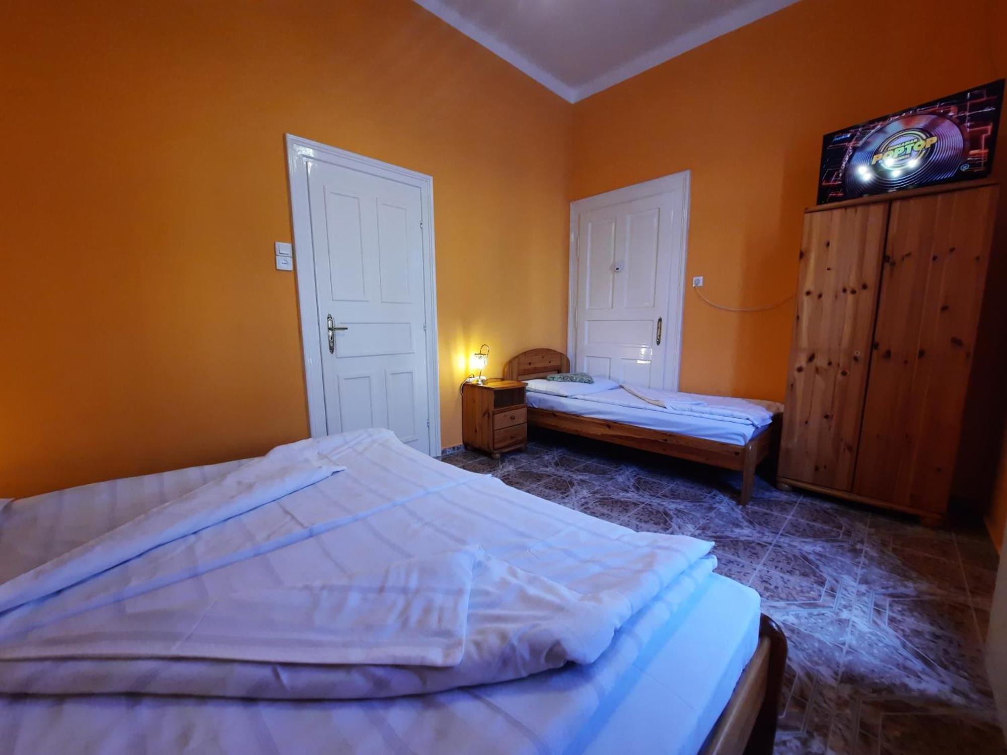 Gloria Apartman Gyula Buitenkant foto