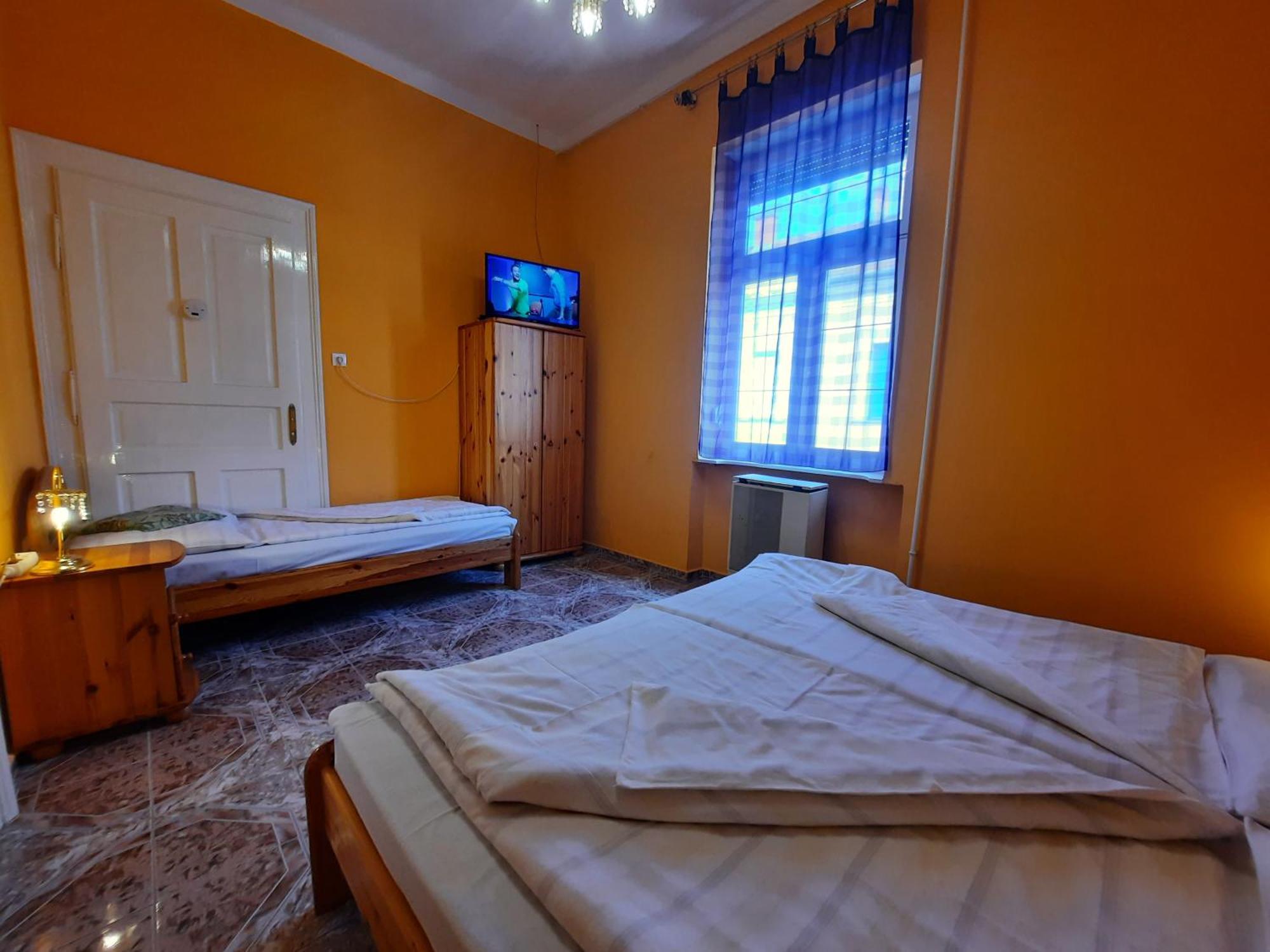 Gloria Apartman Gyula Buitenkant foto
