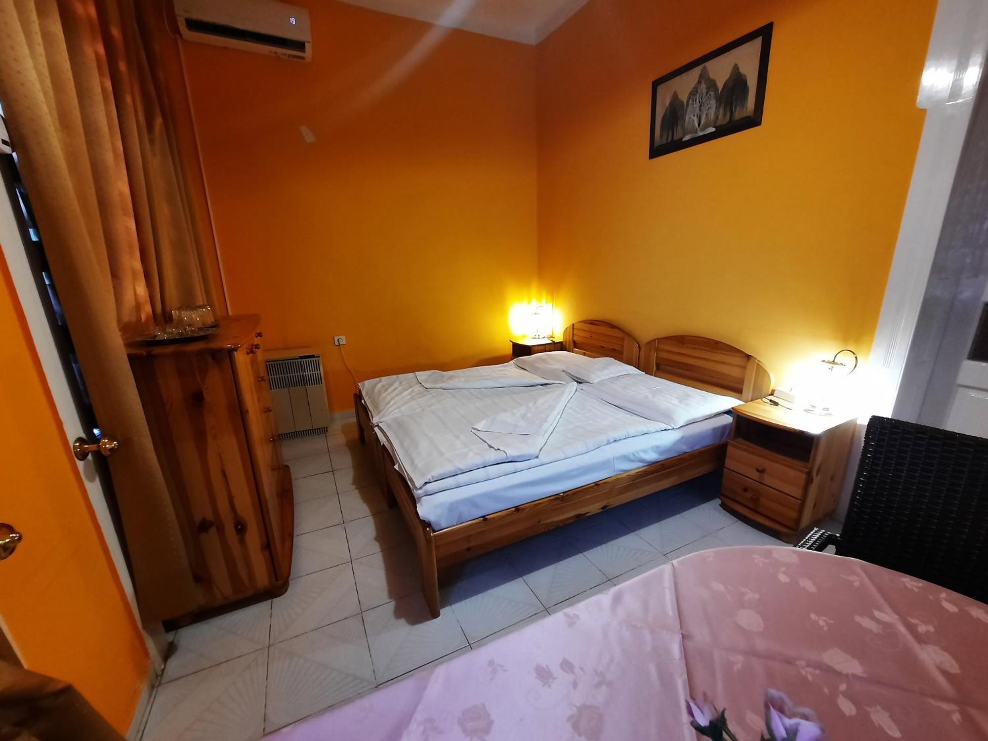 Gloria Apartman Gyula Buitenkant foto