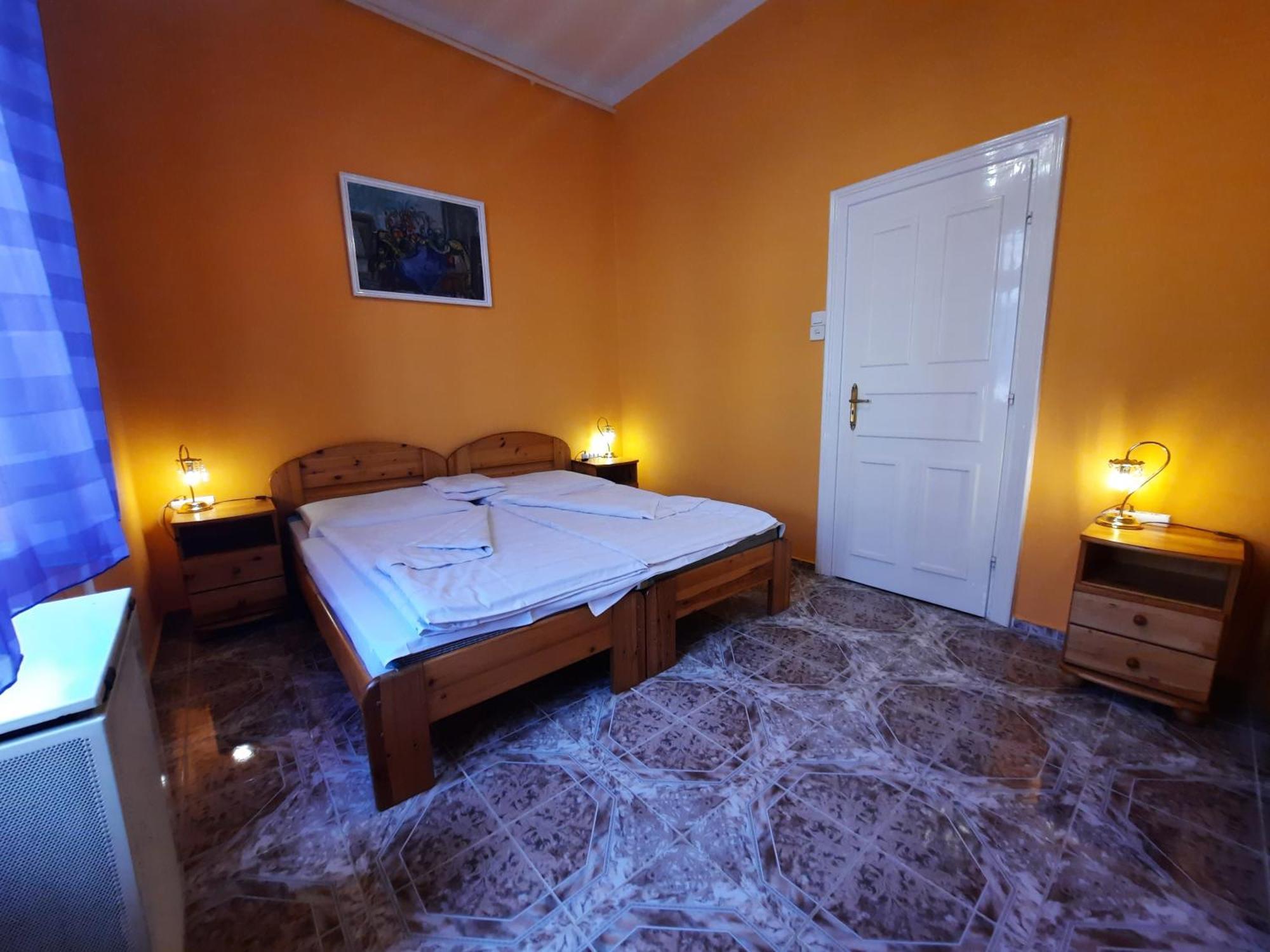 Gloria Apartman Gyula Buitenkant foto