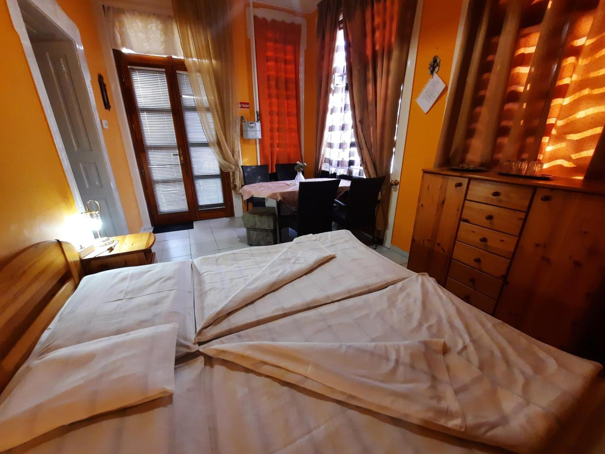 Gloria Apartman Gyula Buitenkant foto