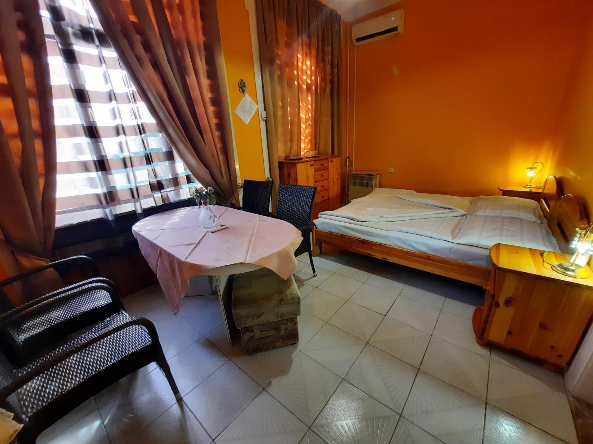Gloria Apartman Gyula Buitenkant foto